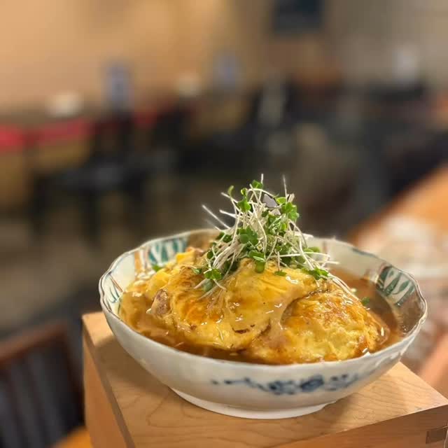 ジュワッと焼いたふわふわ玉子に
旨みたっぷりの肉ニラを合わせて、
とろ〜り出汁あんをたっぷり。

シンプルなのに、しっかり旨い。
気づいたら箸止まらなくなってます。

お酒にも、ご飯にも。
これは頼んで正解な一皿。