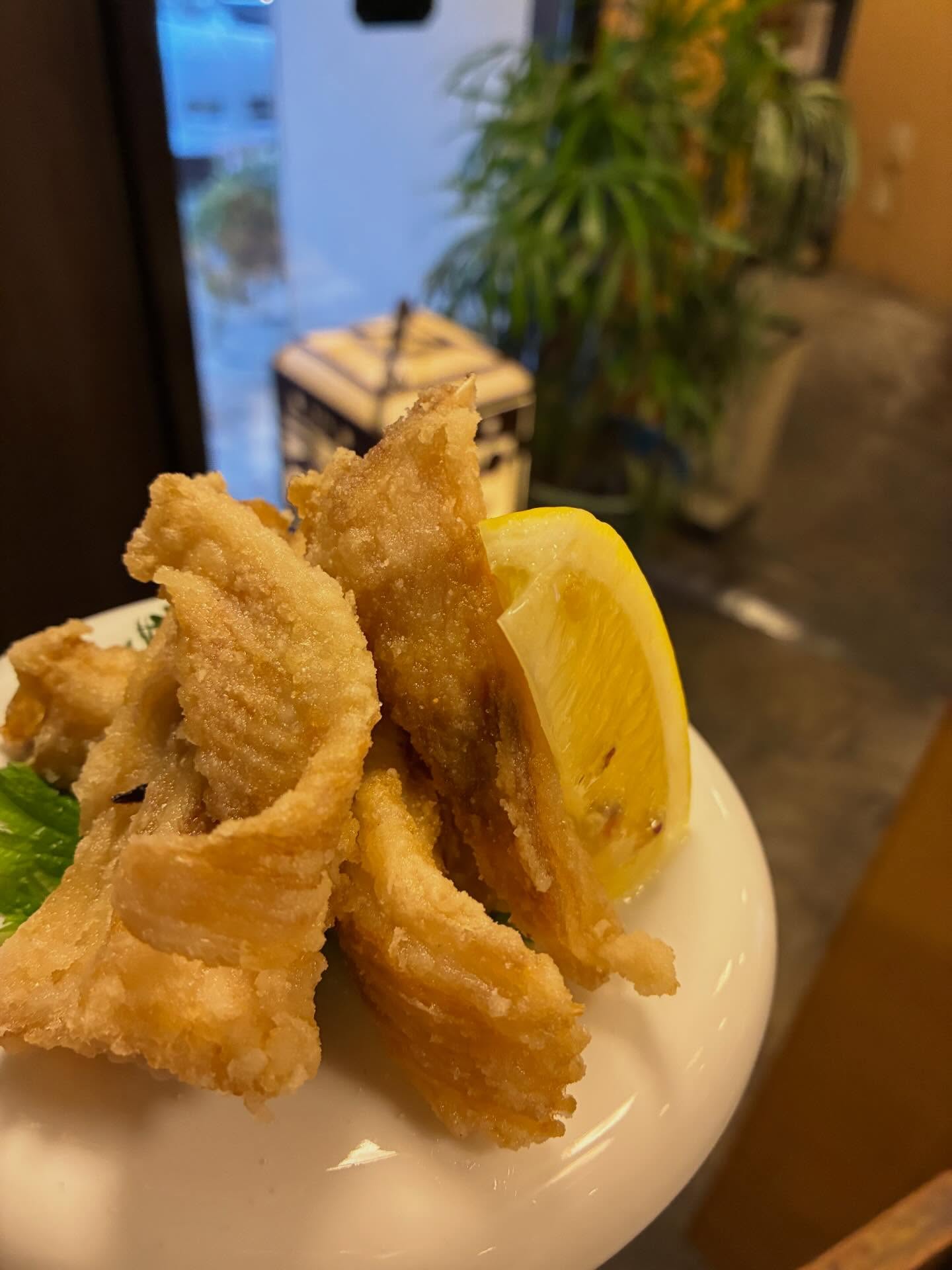 サクッと軽い衣の中に、
ぷるっとした旨みが詰まったカスベの唐揚げ。

噛むほどに広がるコラーゲンのコク。
レモンをぎゅっと絞って、さらにさっぱりと。

気づいたら無くなってるやつです。