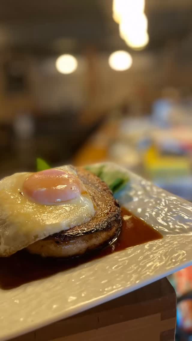 鯱家の自慢の厚切りチャーシュエッグ🥚
自家製で作ってるからこそできるこの肉厚感
ジューシーカツボリューム満点鯱家のメインと言っても過言では無い️そんなチャーシューぜひお試しあれ