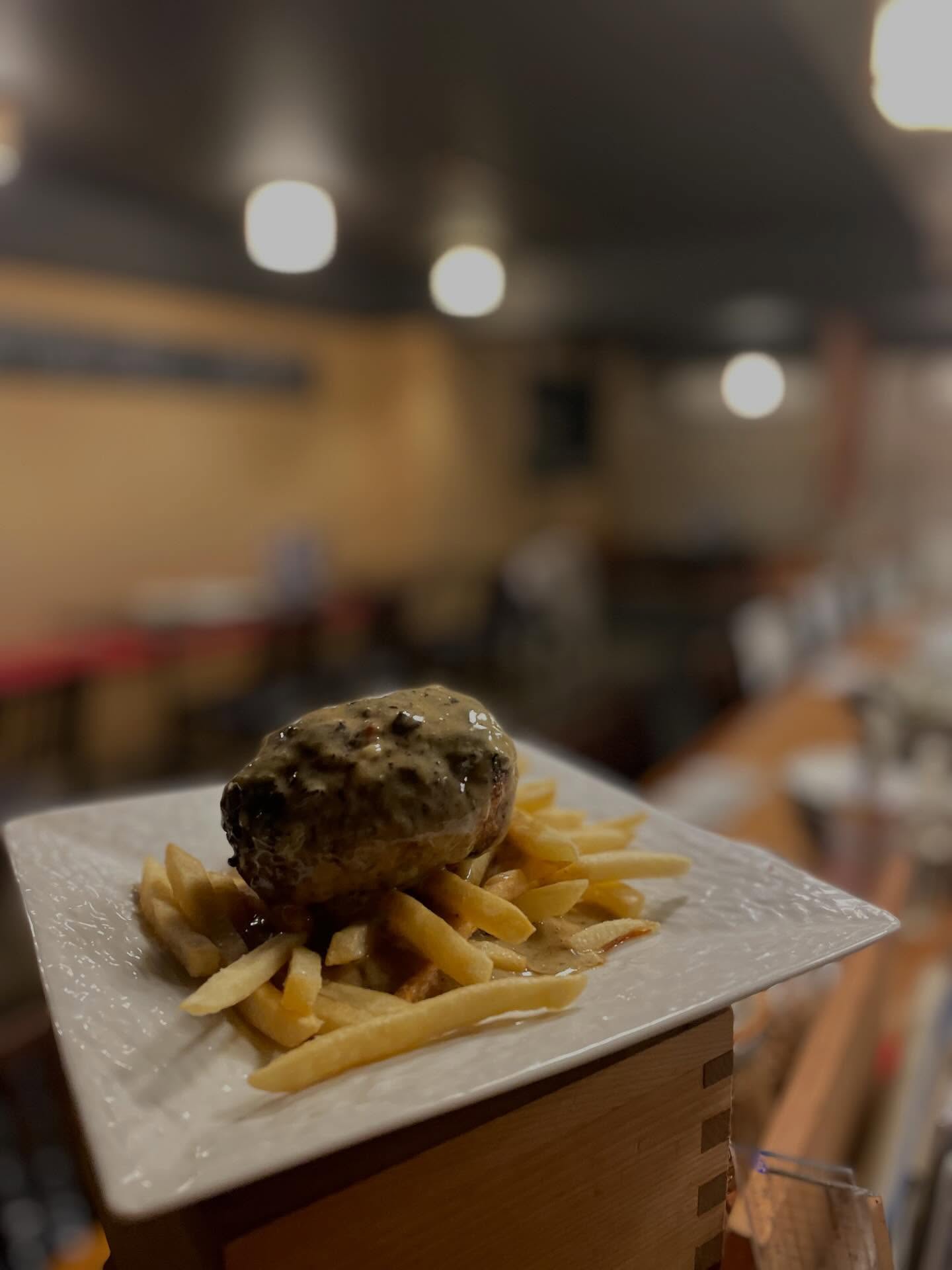 うちの特性ハンバーグ皆さん食べました？
ラムを使って力強い味わいにし、チーズを使ったソースはお肉の美味しさをより際立たせる️
じゅーしーな逸品なのでガツンと行きたいって方はぜひ