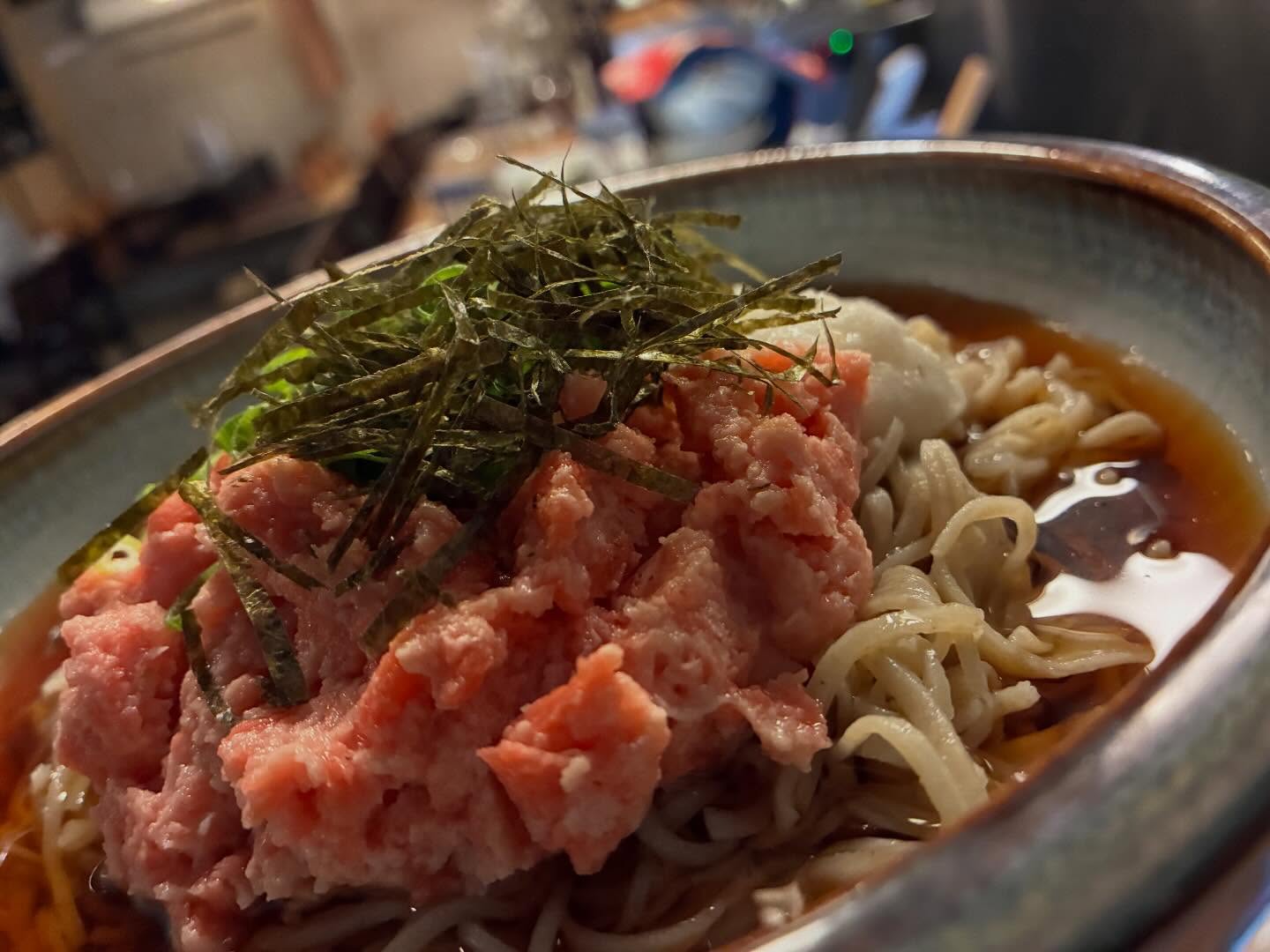 とろっと、するっと、気づいたら完食。

ネギトロの旨みと
とろろのなめらかさが絡んで
蕎麦がどんどん進む一杯。

〆にも、最初の一品にも◎

さっぱりなのに満足感しっかり。
これ、ずっと食べてたいやつです。