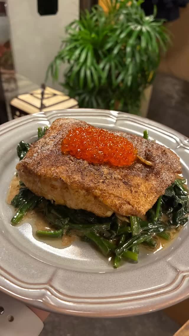 外はパリッと、中はふっくら。
丁寧に焼き上げたヒラメに、
いくらの塩気と旨みをプラス。

シンプルだからこそ際立つ、
魚のポテンシャル。

一口でちょっと贅沢な時間をどうぞ。⁡