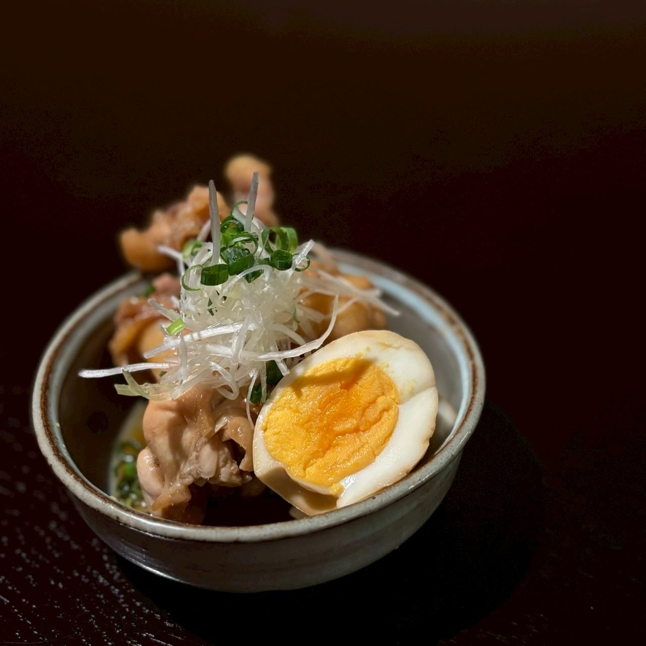 これはもう反則。

ホロっと崩れる手羽元に、 
濃いめの甘辛ダレ、 
そこにとろ玉。

一口で酒確定です。

つまみ迷ったら、とりあえずこれで。⁡