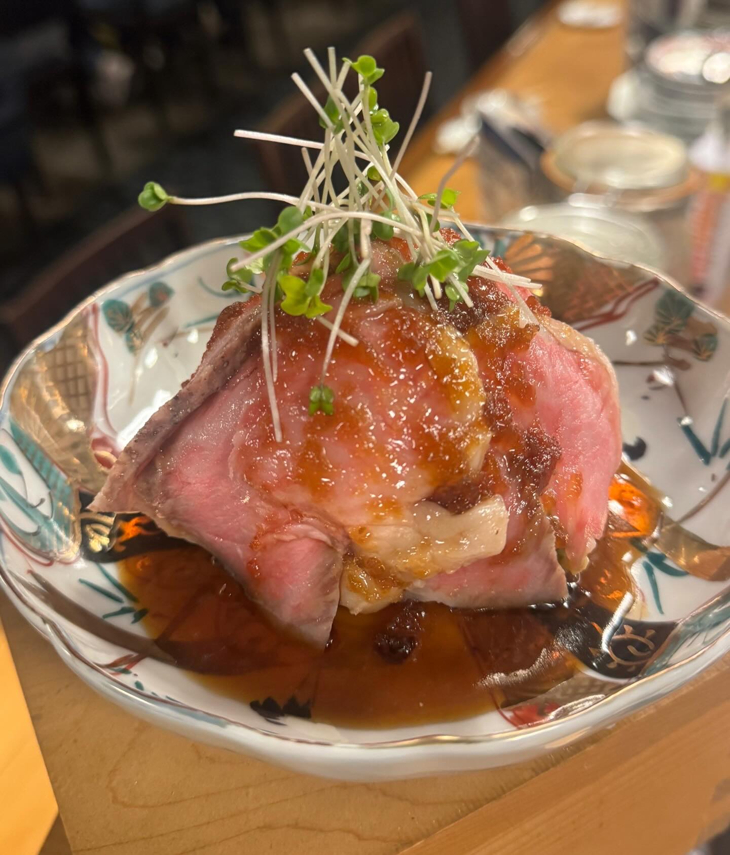 今日の“ちょっと贅沢”に。

黒毛和牛をじっくり火入れして
しっとり仕上げたローストビーフ。

噛むほどに広がる旨味と
自家製ダレの甘みがちょうどいい。

お酒、進みます。