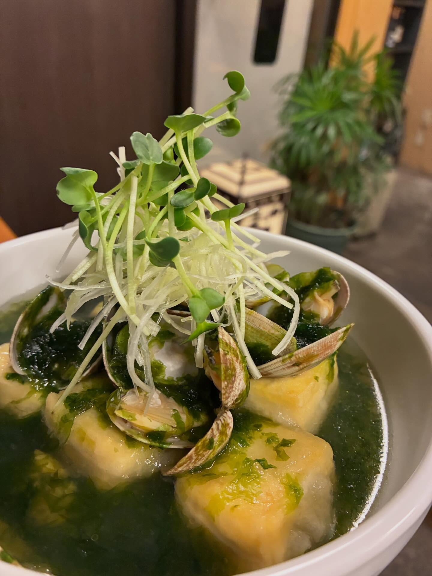 じんわり染みる、旨いやつ。
アサリの出汁に青さの香りをのせて、揚げ出し豆腐でまとめました。
一口ごとに広がる“磯の旨み”、これはもう飲めるやつです。

仕上げに白髪ネギとカイワレでさっぱり。
お酒も進むし、〆にもいける一皿。⁡