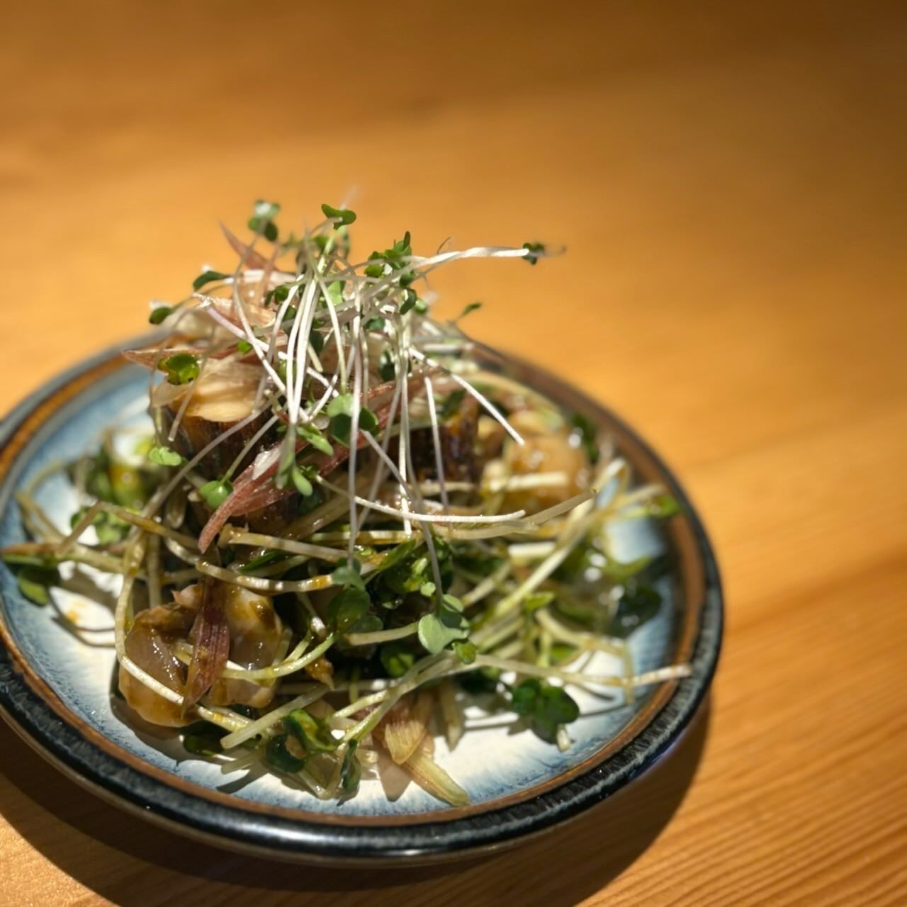 つぶ貝とわさびの海苔和え.
.
こりこり食感が特徴のつぶ貝とこれからが旬のみょうがを主役に、特製わさび海苔ドレッシングで和え仕上げました.
.
海苔の香りとわさびの風味がつぶ貝の旨味をめちゃくちゃ引き立ててくれています！.
.
是非これから来るジメジメな時期に負けずに、海苔和えと春の日本酒を是非ペアリングしてみて下さい.
.
.
ご来店お待ちしております！