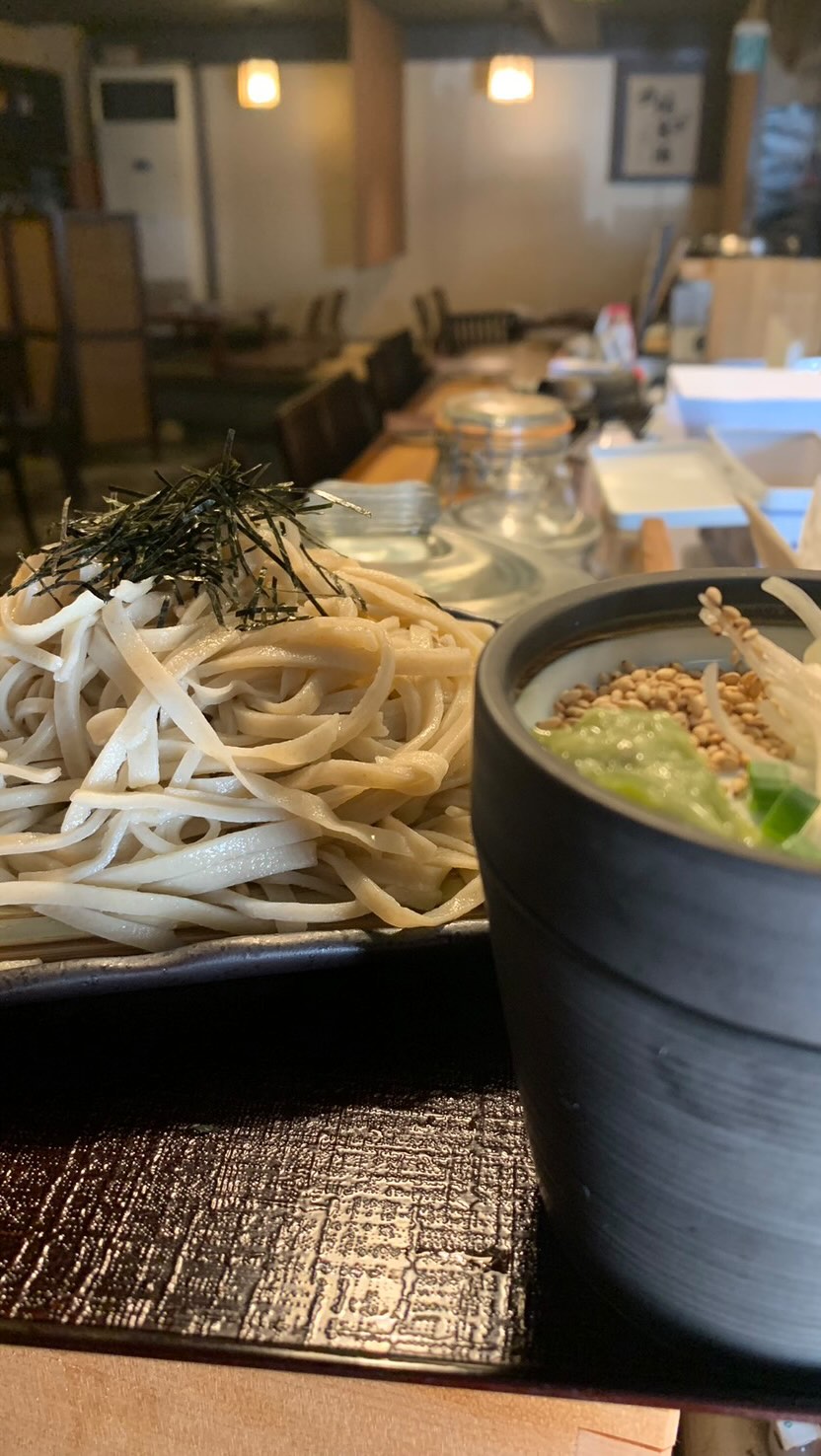 週末限定!!
手打ち蕎麦⟡.·
⁡
鯱家の師匠はなんと…
そば打ち歴50年!!
(本当は5年。笑)
⁡
ここでしか味わえないそば。
ぜひお召し上がりいただきたい一品です!!
⁡