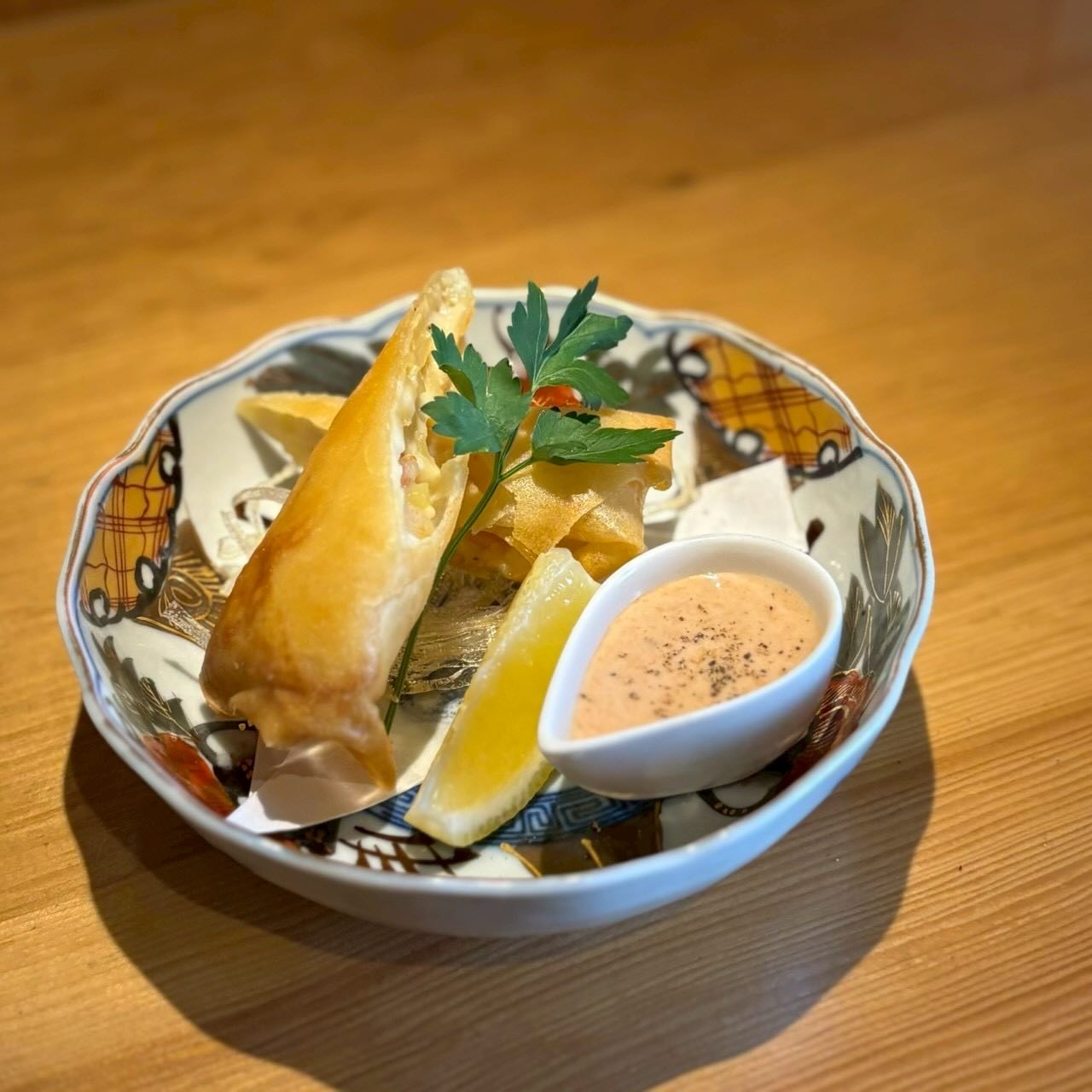 サクッと割った瞬間、
中からとろ〜り濃厚エビマヨクリーム。

ぷりぷり海老の旨みと、
まろやかなクリーム感を
パリパリ春巻きで閉じ込めました。

レモンを軽く絞ると、
あと引く美味さに変わります◎

おつまみにも、
最初の一皿にもぜひ。⁡