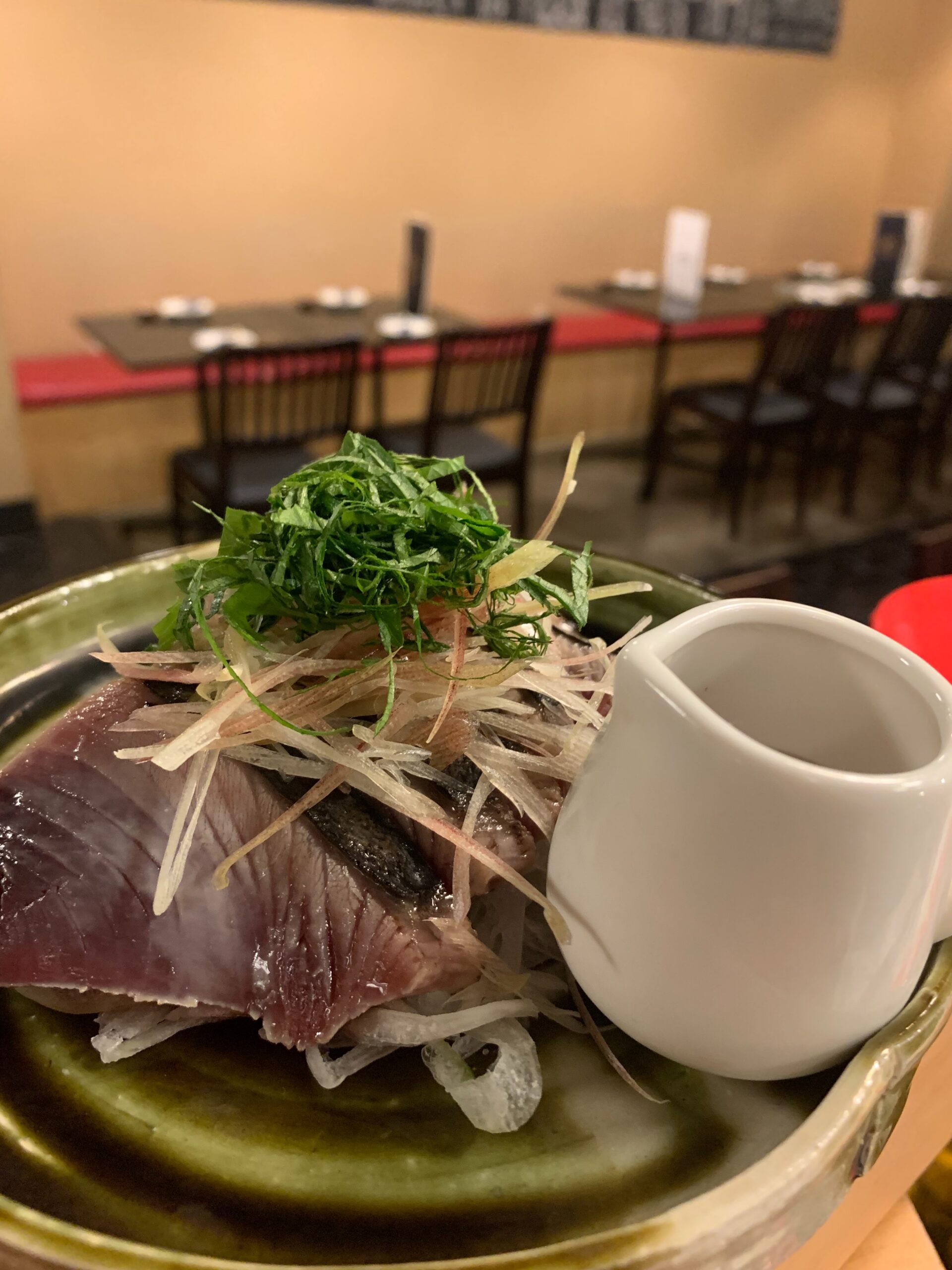 初夏の味覚、カツオがぐっと美味しくなってきました。

表面を香ばしく炙った「カツオ炙りたたき」と、サクッと仕上げた「カツオレアカツレツ」をご用意しております。

今の時期ならではの脂のりと力強い旨み、たっぷりの薬味と一緒にぜひお楽しみください。

本日も皆さまのご来店をお待ちしております。⁡
