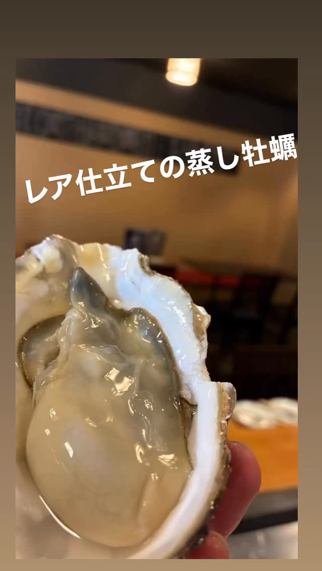 三重県産「桃こまち」
レア仕立ての蒸し牡蠣

ぷっくり濃厚な旨みを、火を入れすぎずレア仕立てに。
口に入れた瞬間、牡蠣の甘みと磯の香りがふわっと広がります。

三重の海のごちそう、ぜひ一口目はそのままで。⁡
数に限りがありますのでお早めに