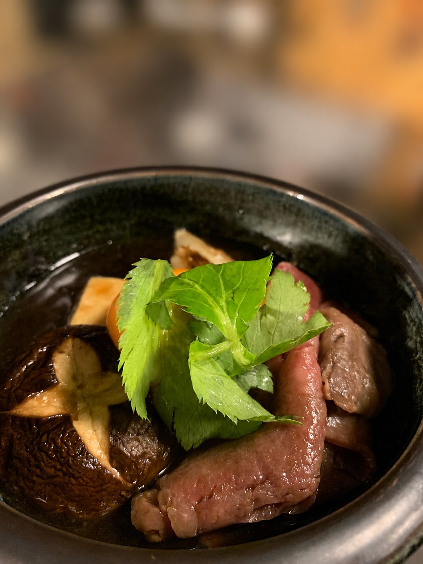 来週の火曜日から登場予定。

一口で、すき焼き。
椎茸、ネギ、玉ねぎ、牛肉、三つ葉をぎゅっと一杯に詰め込んだ
鯱家の「ワンショットすき焼き」。

甘辛い割下の香りがふわっと広がる、
ちょっと贅沢なひと椀です。