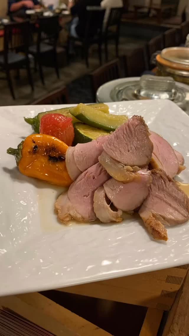 しっとり柔らかく仕上げた合鴨ロースト。
噛むほどに広がる旨みと、じんわり残る脂の甘さがたまりません。
香ばしく焼いた野菜と一緒に、ゆっくりお酒と楽しんでほしい一皿です。

日本酒はもちろん、赤ワインやビールにも◎
本日おすすめです。⁡