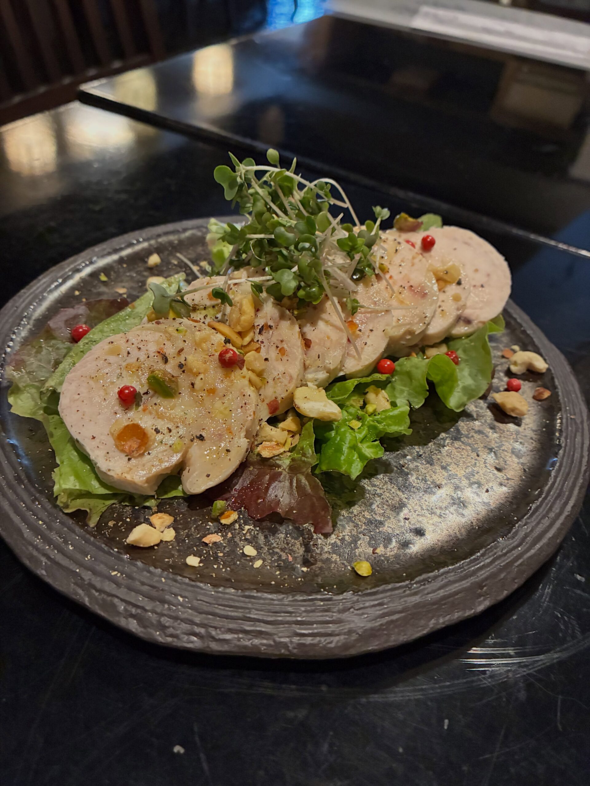 しっとり柔らかく仕上げた若鶏の自家製ハム。
香ばしいナッツの食感と彩り野菜が相性抜群です。
おつまみにも前菜にもおすすめの一皿。🥗⁡