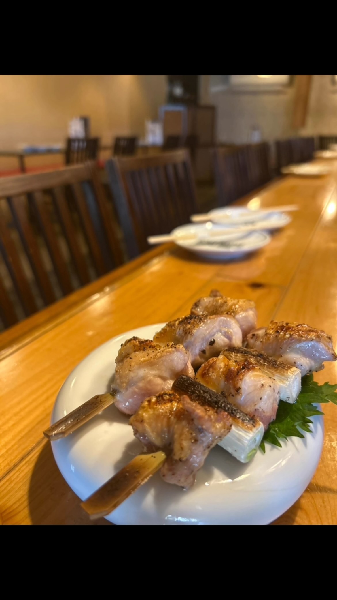 じっくり焼き上げた地鶏のねぎま串。
表面は香ばしく、中はふっくらジューシー。
地鶏の旨みをまとったねぎの甘さがたまらない一本です。

ビールにも日本酒にも相性抜群。
ぜひ焼きたてをお楽しみください🐓⁡