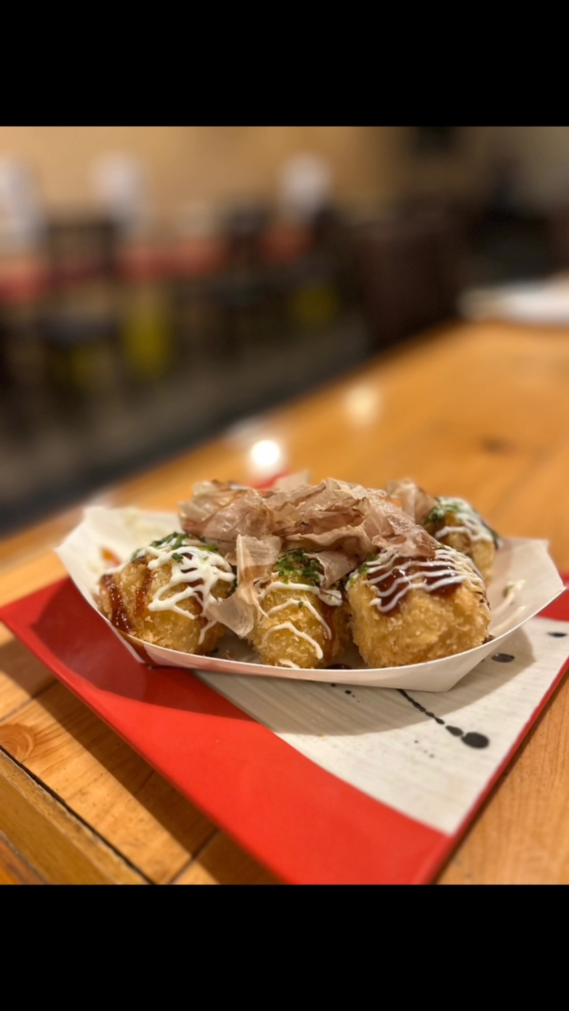 たこ焼きの美味しさをそのままコロッケに閉じ込めました！
衣はサクサク、中はとろっとした食感で、一口食べればまるでたこ焼きそのもの。

香ばしいソースとマヨネーズ、たっぷりのかつお節が食欲をそそる、お酒との相性も抜群の一品です

「コロッケなのにたこ焼き？」
そんな驚きも楽しめる、鯱家の遊び心あふれるメニューをぜひお試しください！⁡