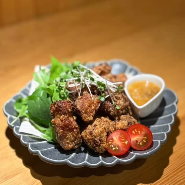 外はカリッと、中はジューシー。
塩麹で旨みを引き出した豚から揚げに、爽やかなネギレモンダレをたっぷりかけました🍋

これからの季節にぴったりな、さっぱり食べられる一皿です！

ぜひ冷たいお酒と一緒にどうぞ⁡
