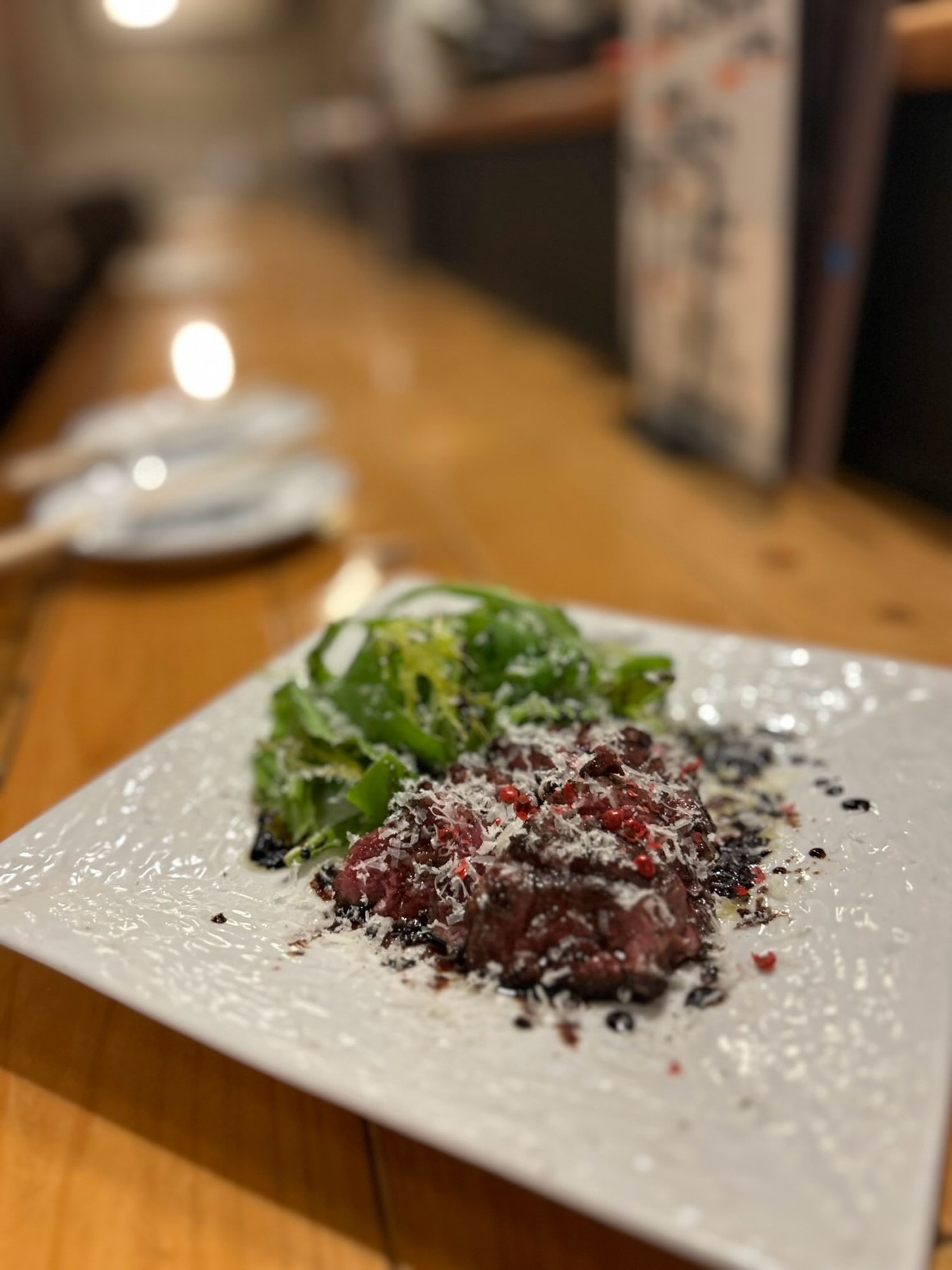 しっとり焼き上げた牛肉を、食べやすくスライスしたイタリアの定番料理「タリアータ」。

仕上げにたっぷり削ったチーズのコクと、ピンクペッパーの華やかな香りがアクセント。
バルサミコソースのほどよい酸味が、お肉の旨みをさらに引き立てます。

ワインはもちろん、日本酒との意外な相性もぜひお楽しみください

本日もご来店お待ちしております！