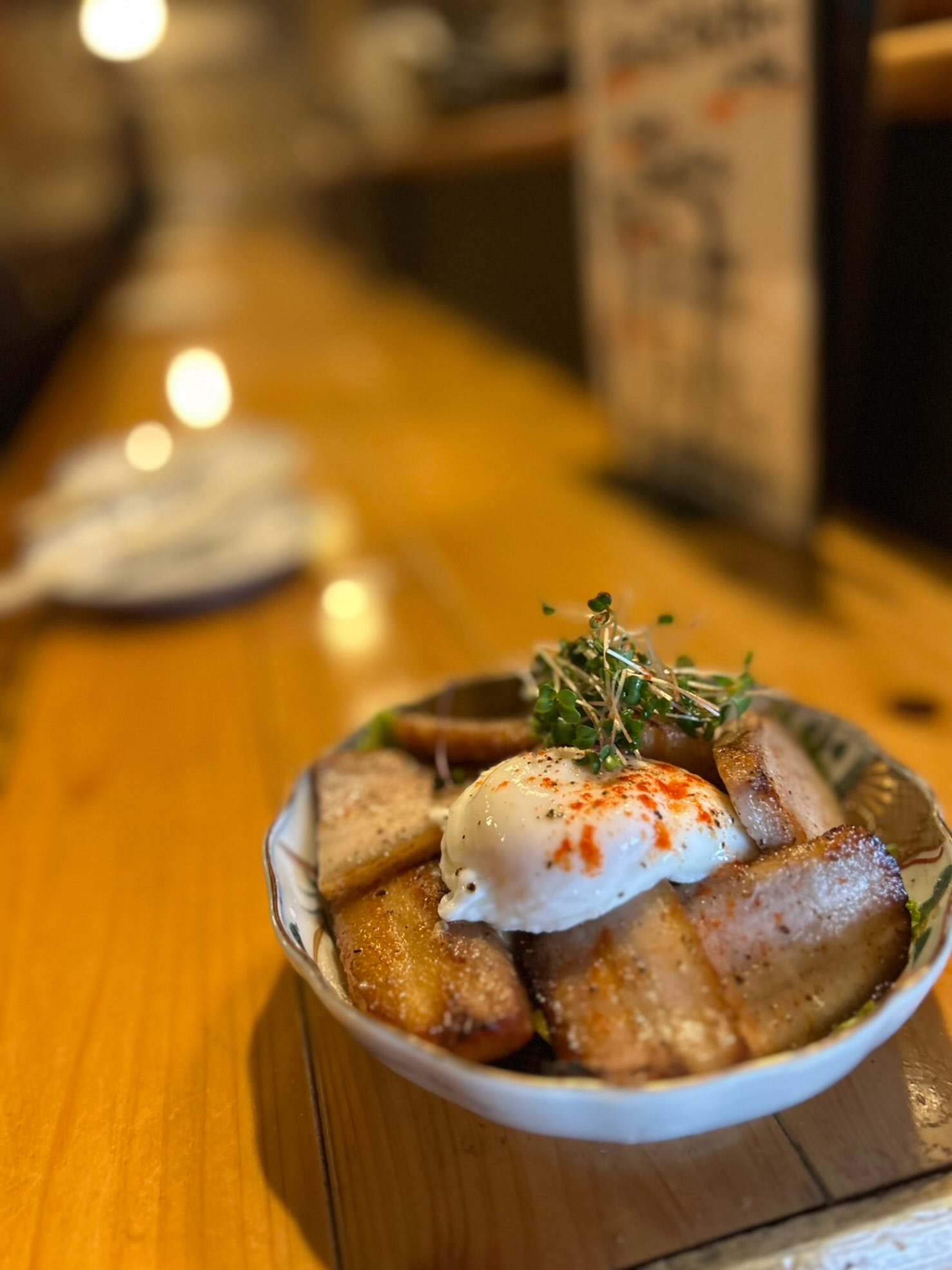 🥓 明日からスタート！
じっくり時間をかけて仕込んだ、自家製ベーコンが新登場。

外は香ばしく、中はしっとりジューシー。燻製の香りと豚肉の旨みが口いっぱいに広がります。

とろ〜りポーチドエッグを絡めれば、さらに濃厚な味わいに。
日本酒はもちろん、ビールやハイボールとの相性も抜群です

明日からの数量限定メニュー。
ぜひ鯱家で、自家製ならではの味わいをお楽しみください！