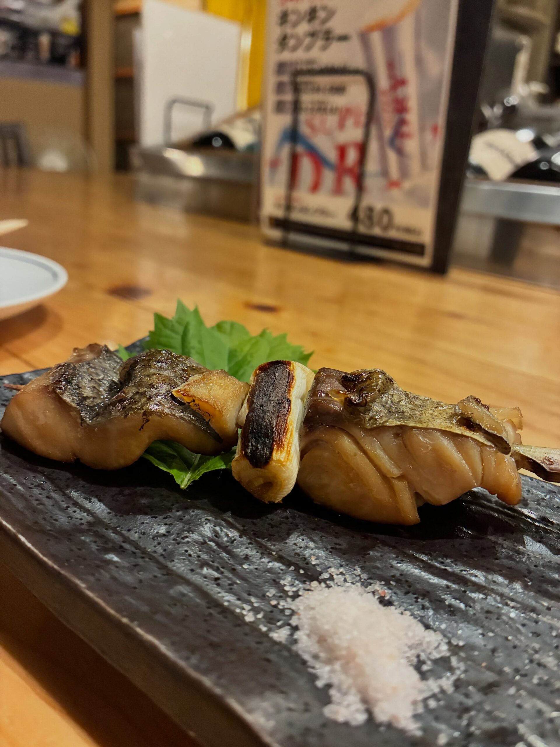 香ばしく焼き上げた
めだいの幽庵焼き

柚子の爽やかな香りと、醤油の香ばしさがふわっと広がります。
脂ののっためだいは、身がふっくらやわらか。焼きねぎと一緒にどうぞ！

日本酒との相性もばっちりです
ぜひ鯱家でお楽しみください！⁡