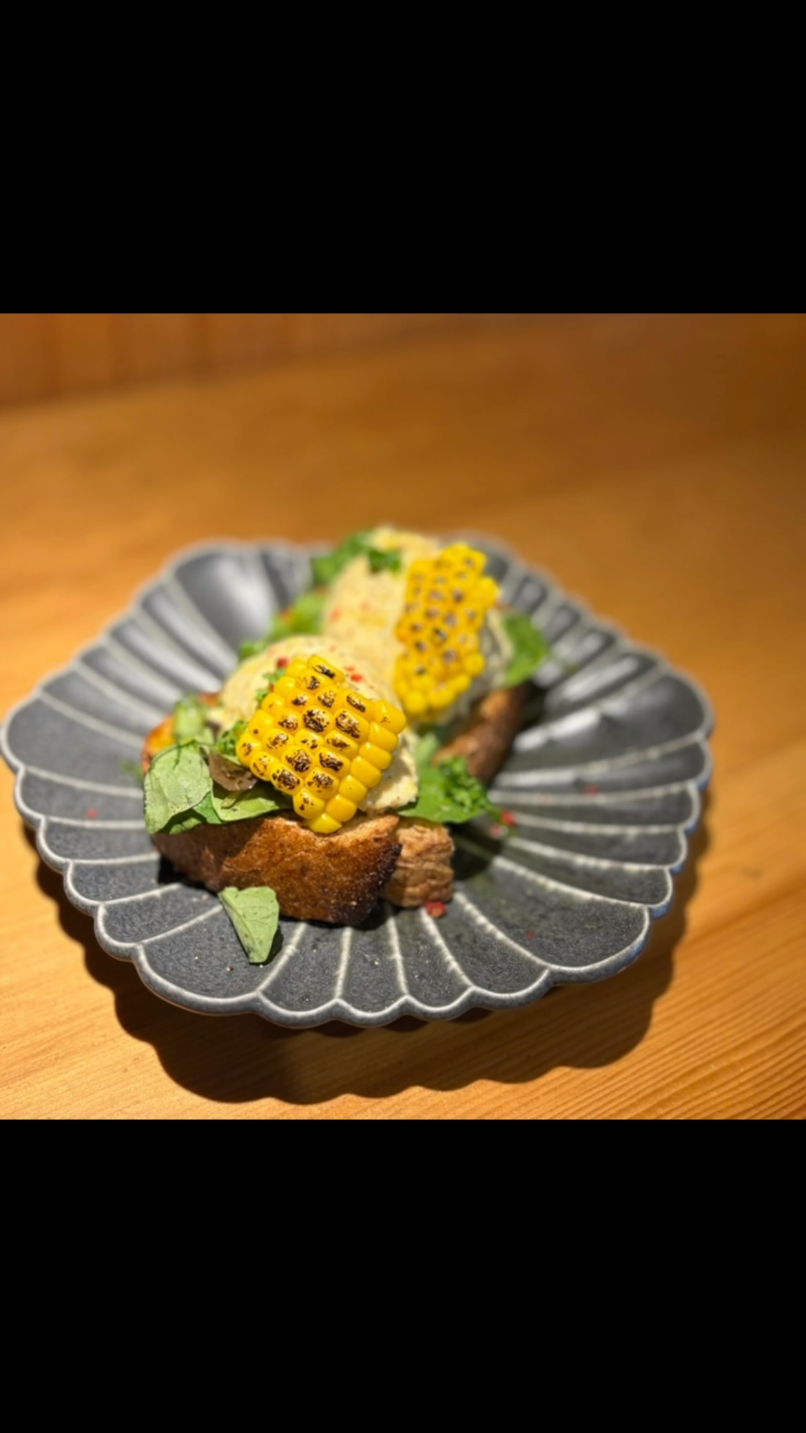 ⁡本日よりイタリアンピックアップフェア開催
焼きとうもろこしのブルスケッタ🥖

香ばしく焼き上げたとうもろこしを
豪快にのせた夏のブルスケッタ️

カリッと焼いたバゲットに、
とうもろこしの甘みと香ばしさが相性抜群🤤

見た目も味も夏全開！！
かぶりついてお楽しみください

本日も鯱家でお待ちしております