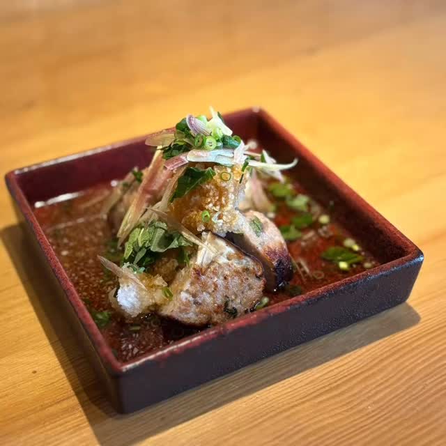 肉厚しいたけを香ばしく焼き上げ、
たっぷりの鬼おろしを合わせた特製和風餡で仕上げました。

大葉とみょうがの爽やかな香りが重なり、
暑い季節でもさっぱり楽しめる一皿です。

出汁の旨みと鬼おろしのさっぱり感が、
思わず日本酒をもう一杯飲みたくなる味わい。⁡