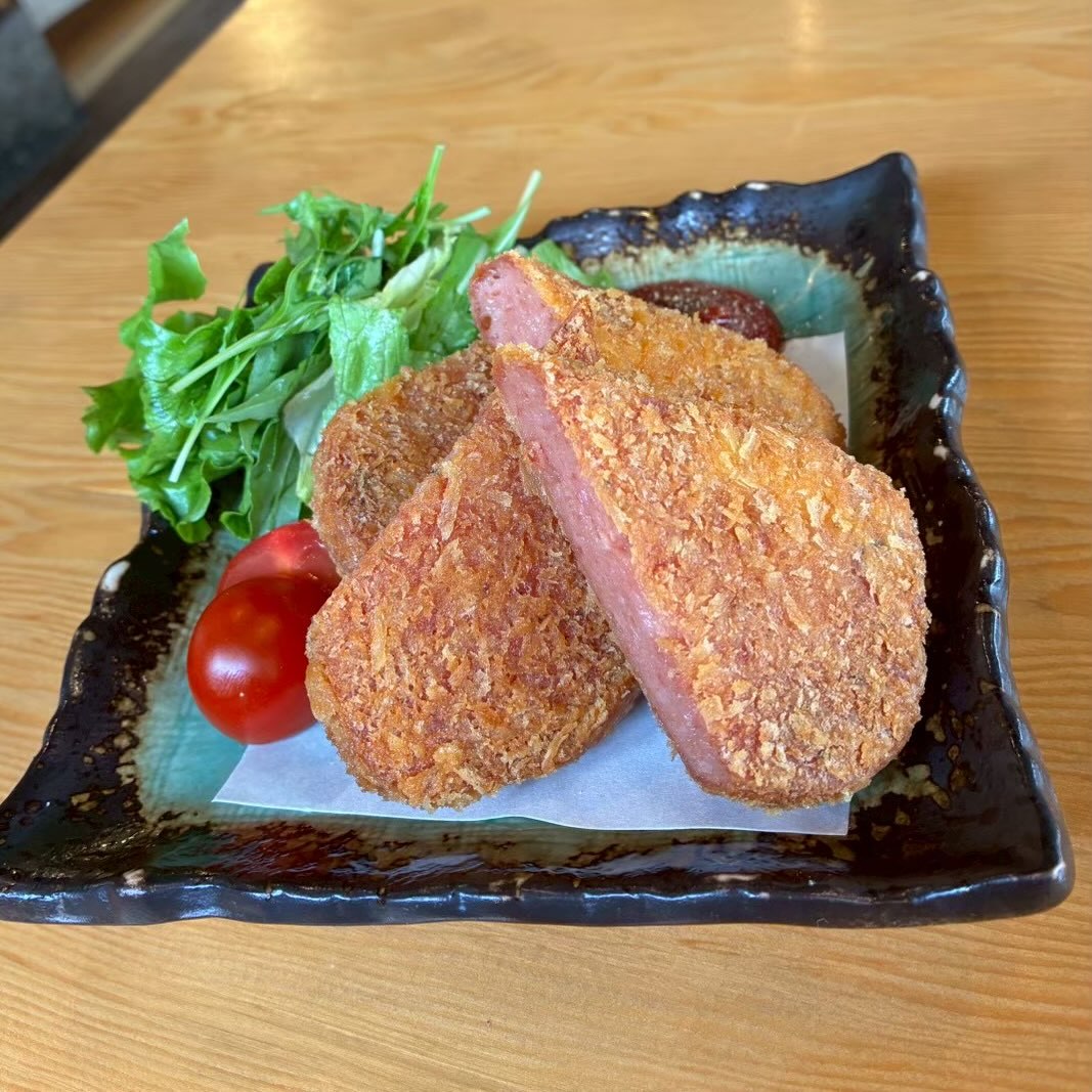 サクサクの衣の中には、
旨みと塩気たっぷりのスパムをどーん！

シンプルだけど、これがたまらない🤤
揚げたてアツアツはビールのお供にも最高です

ちょっとジャンキーで、ついつい手が伸びる一品。
ぜひお酒と一緒にどうぞ！⁡