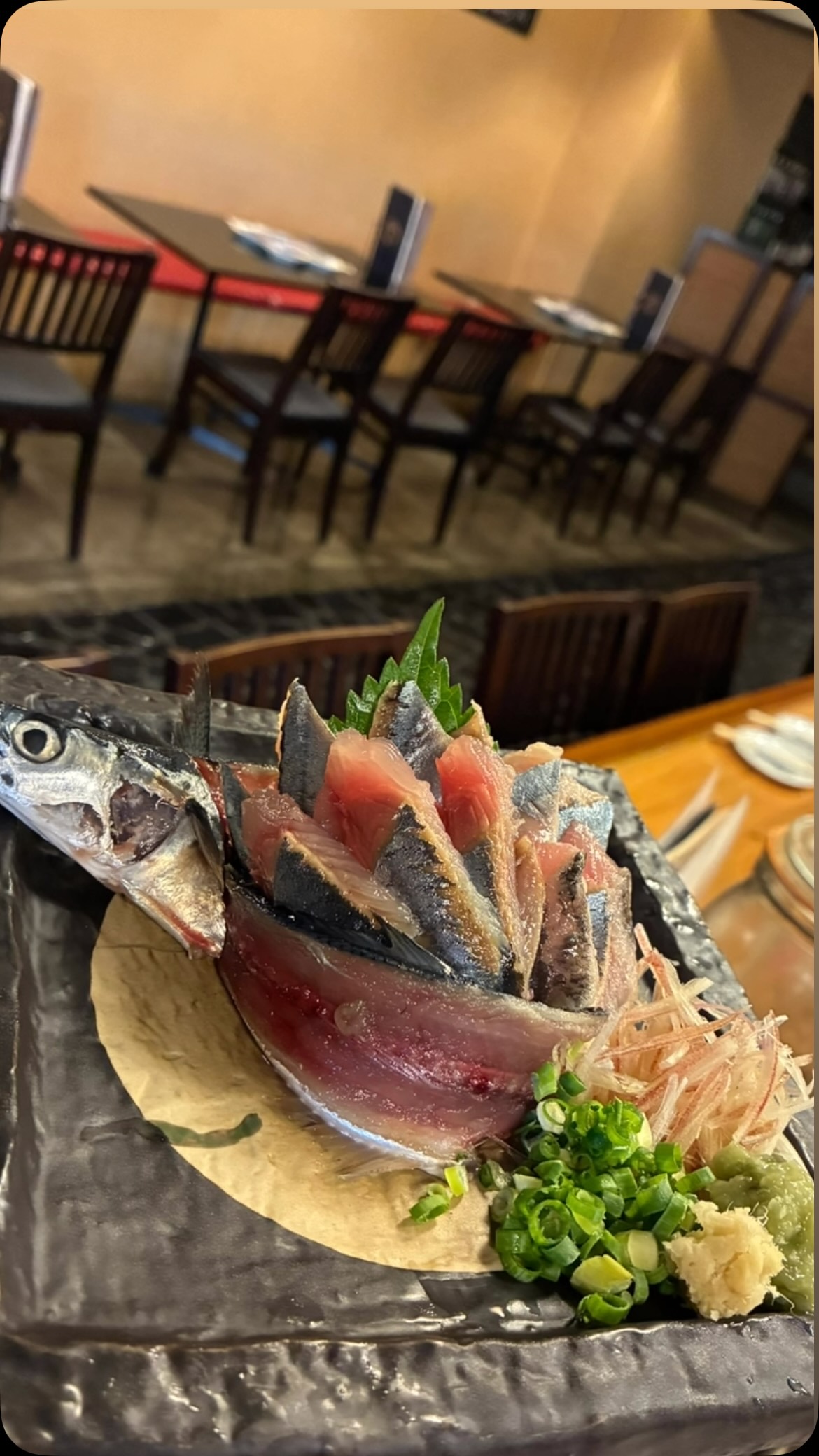 今年もこの季節がやってきました
鮮度抜群の新物さんまを、まずはお刺身で。

ほどよく脂がのった身に、さんまならではの旨み。
薬味をたっぷり添えて、さっぱりとお召し上がりください！

旬の味覚は旬のうちに。
ぜひ鯱家で秋の始まりを感じてください⁡