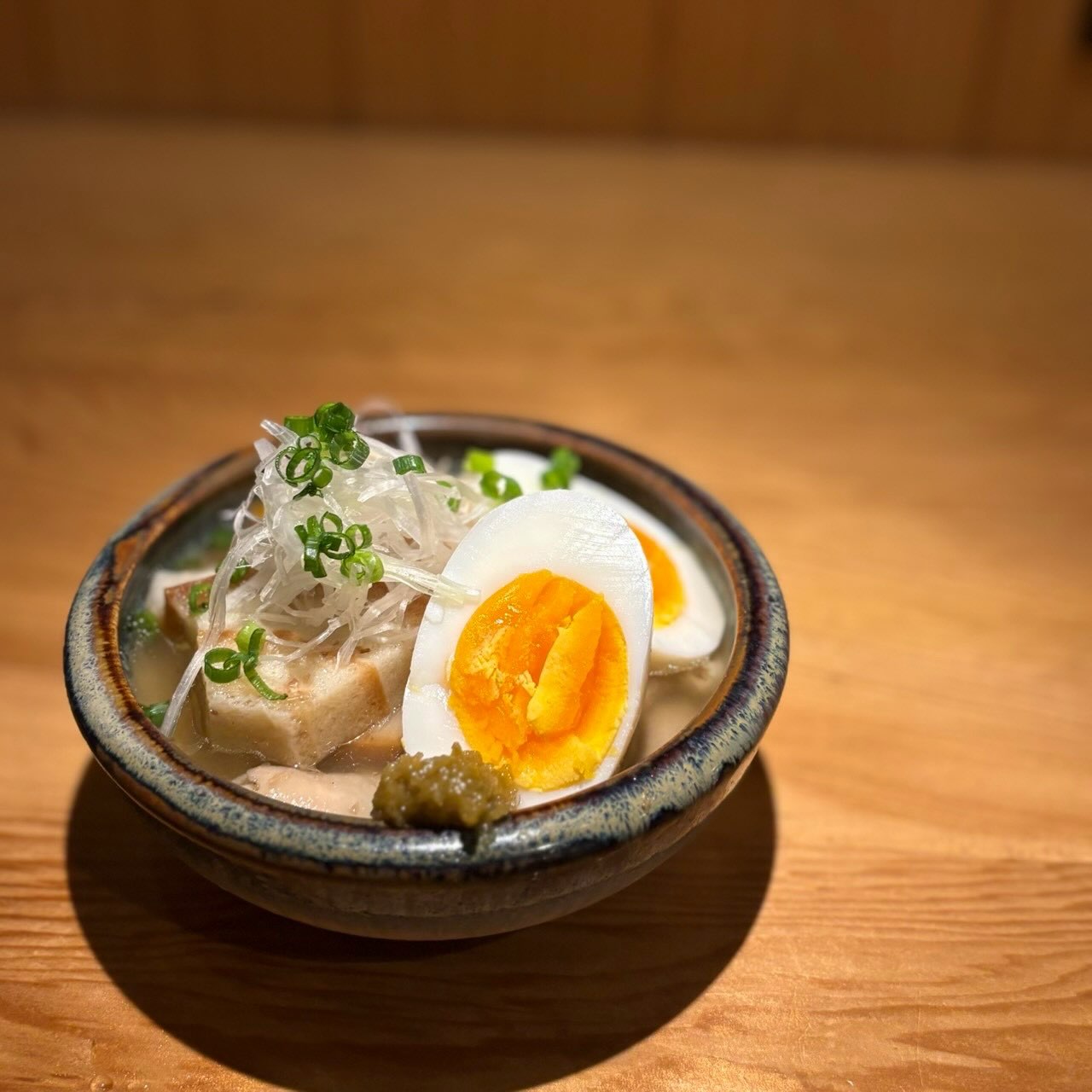 じっくり煮込んだ鶏皮は、とろっとぷるぷる食感
鶏の旨みが溶け込んだあっさり塩仕立てのスープに、ネギの香りと柚子胡椒のアクセントがたまらない一品！
半熟卵を絡めれば、さらにまろやかな味わいに🤤
日本酒との相性も抜群
まずはスープをひと口、最後の一滴までお楽しみください！⁡