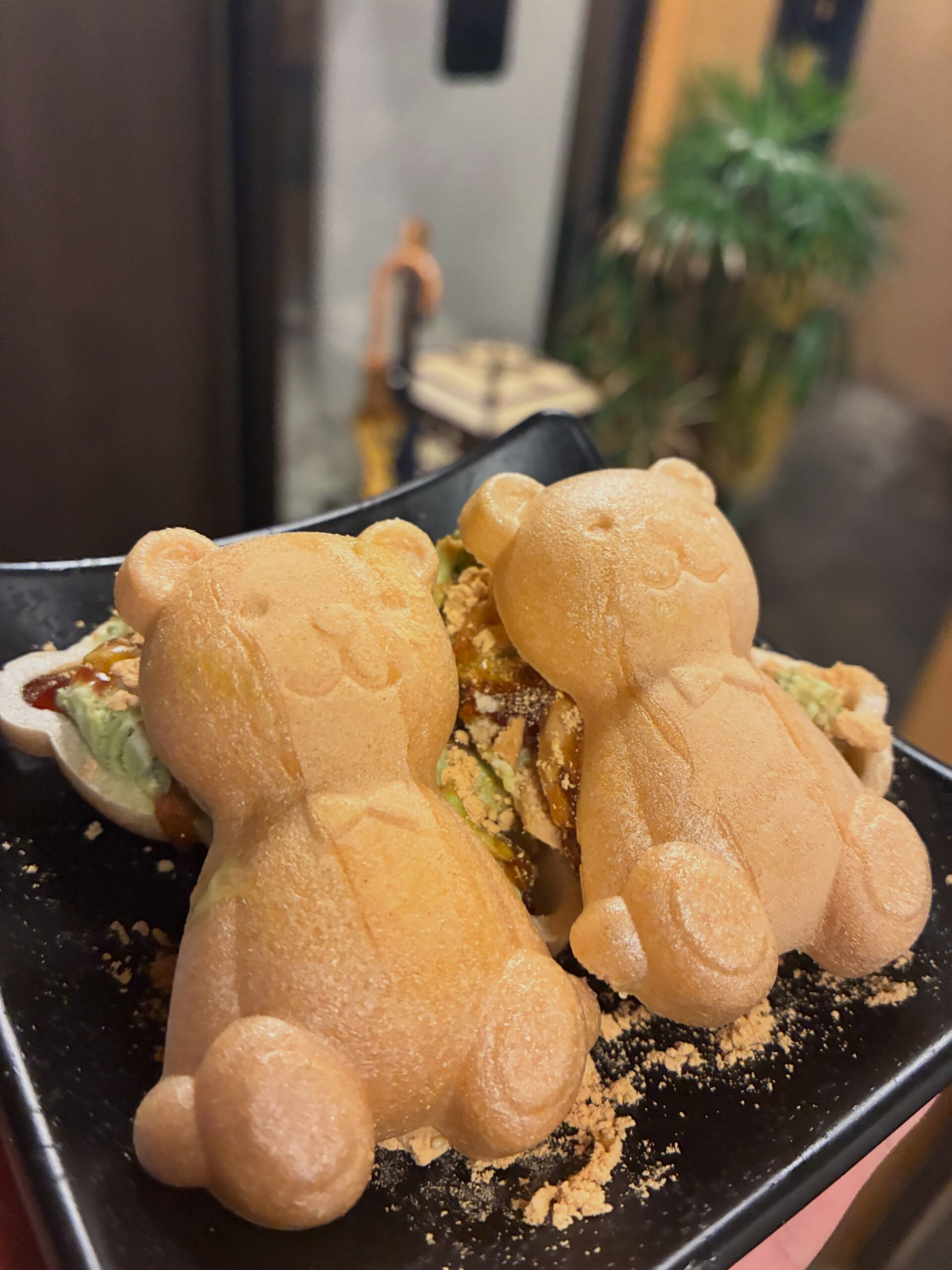 ほろ苦い抹茶アイスをティラミス風に仕立て、
香ばしいきな粉と濃厚な黒蜜をたっぷりと。

くまさん最中に挟んで、見た目もかわいく仕上げました
パリッとした最中と、とろけるアイスの組み合わせも◎

食後の〆にぜひどうぞ！
甘いものは別腹です🤤⁡