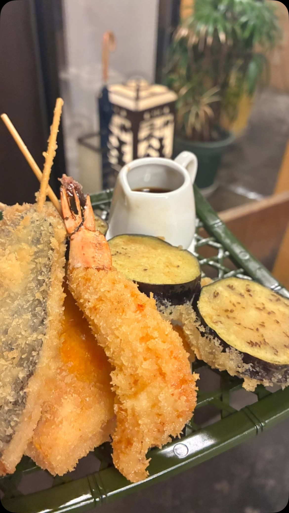 サクッと軽い衣に包まれた、旬の味覚を楽しむ串カツ盛り合わせ
今回は、ぷりっぷりのエビに、秋の味覚を代表する秋茄子、そして優しい甘みが魅力のバターナッツかぼちゃをご用意しました！
素材それぞれの旨みを閉じ込め、揚げたてアツアツでお届けします
特製ソースをたっぷりつけて、ビールと一緒に楽しむもよし！日本酒と合わせて秋の味覚を堪能するもよし
ぜひ揚げたてをお楽しみください！⁡
  
 #