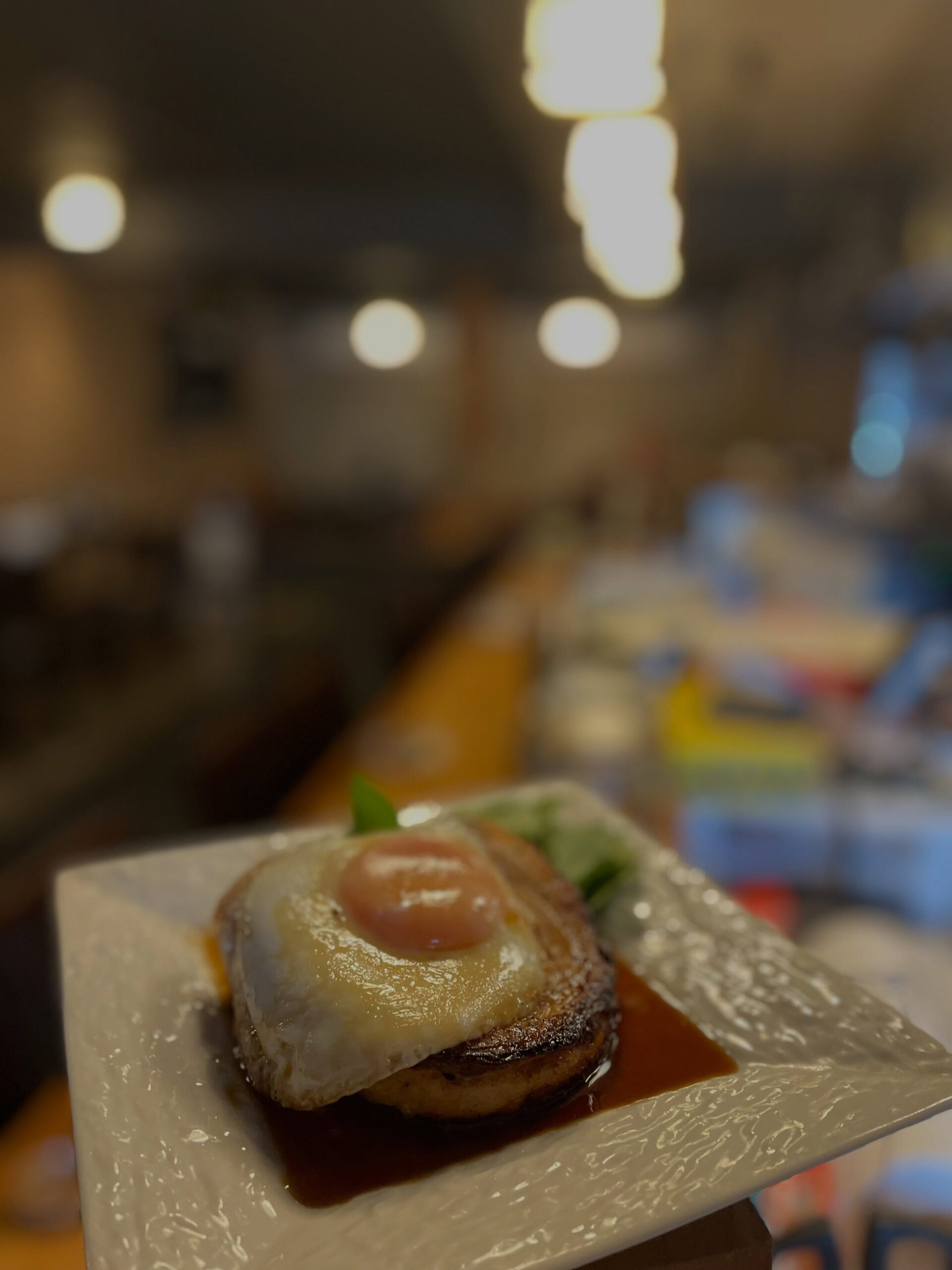 肉厚にカットしたチャーシューを香ばしく焼き上げ、
仕上げにとろ〜り半熟目玉焼きをドンッ！

甘辛いタレをまとったチャーシューに
黄身を崩して絡めれば、もう反則級🤤
白飯にもお酒にも間違いない一皿です

見た目以上にしっかりボリュームあります！
ぜひ豪快にかぶりついてください⁡