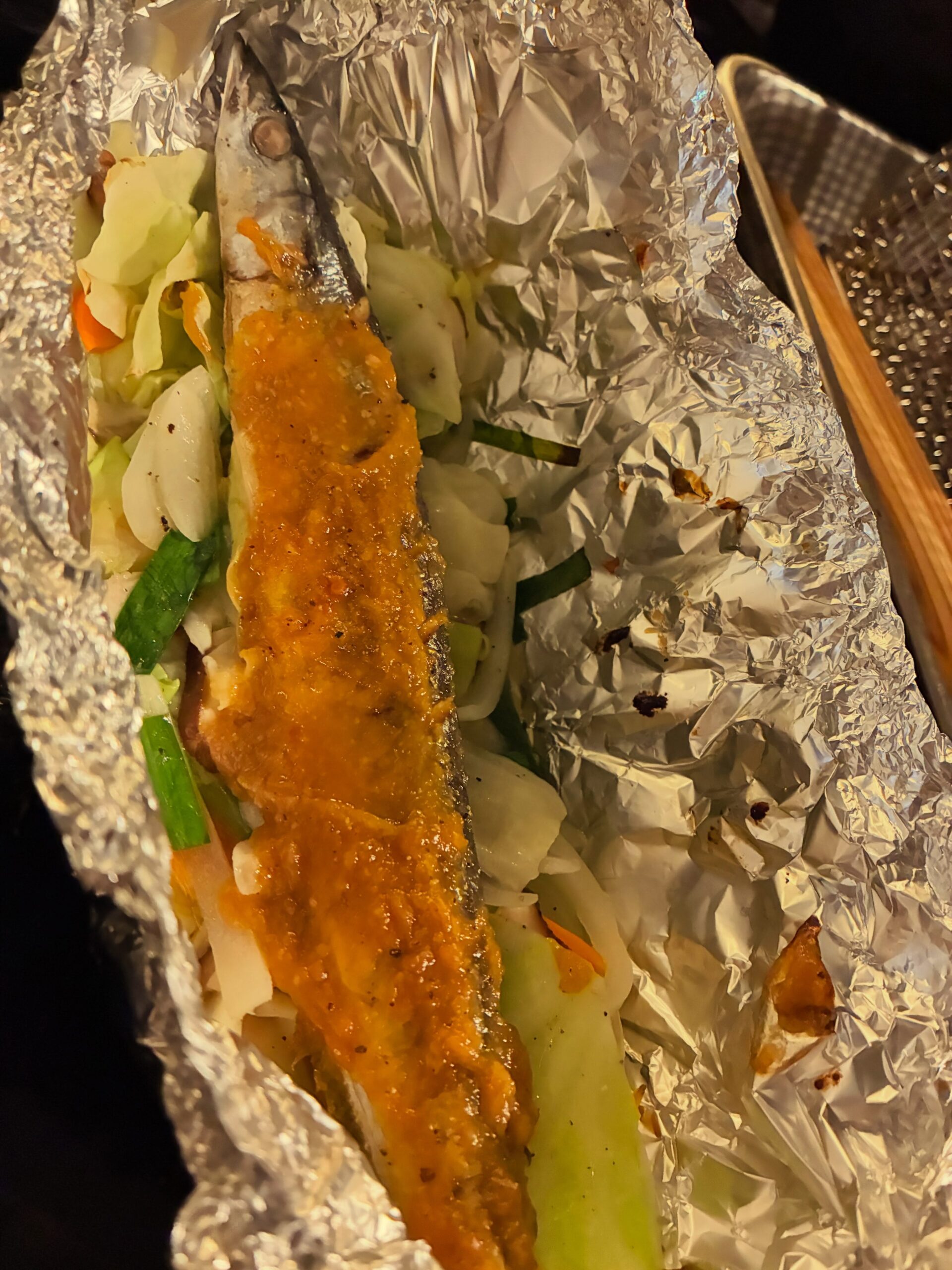 脂ののった秋刀魚を、たっぷりの野菜と一緒にホイル焼きに。
香ばしく焼けた秋刀魚に、コクのある味噌ダレがしっかり絡みます🤤

秋刀魚の旨みを吸った野菜までうまい。
北海道らしい「ちゃんちゃん焼き」を、鯱家流に秋刀魚で仕上げました！

日本酒はもちろん、ビールにも最高です⁡