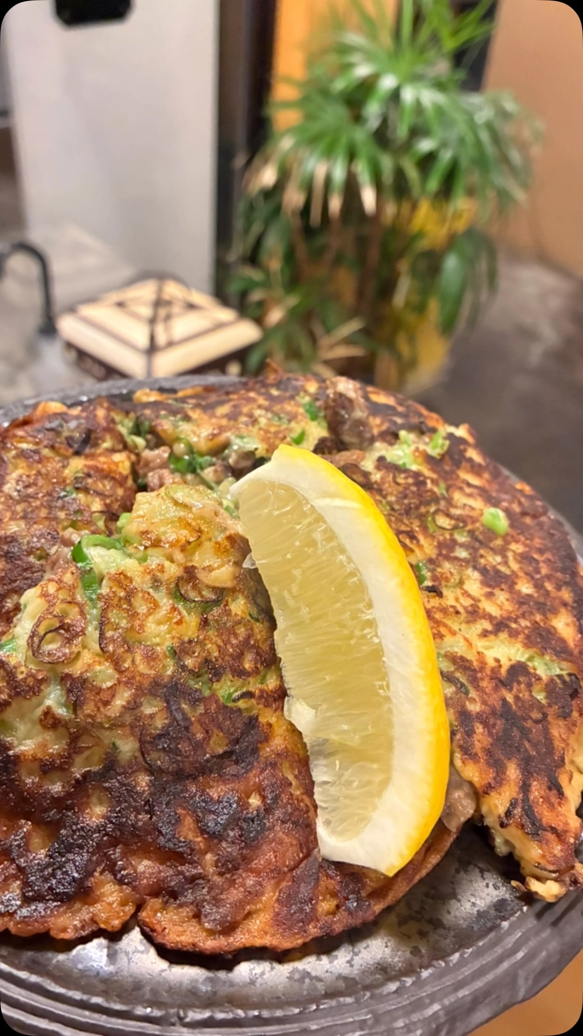 香ばしく焼き上げたねぎ焼き
たっぷりのネギに、牛すじこんにゃくの旨みをぎゅっと。
仕上げは醤油で香ばしく、レモンをキュッと絞ってさっぱりと🍋

大阪で食べた味をヒントに、鯱家らしく仕上げました。
お酒のつまみにも間違いなしです⁡
