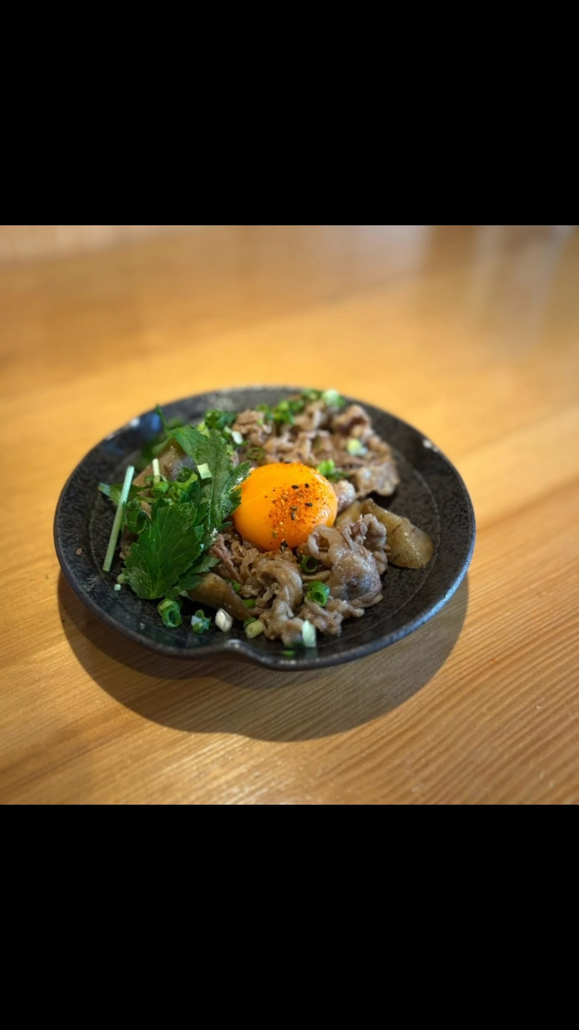 甘辛く炊いた牛肉とごぼうに、とろ〜り濃厚な卵黄をオン🥚
ごぼうの香りと牛肉の旨み、そこに卵黄のコクが合わさって箸が止まらない一皿です。

卵黄を崩して全体に絡めれば、まろやかさもさらにアップ。
秋酒や燗酒のお供にもおすすめです

本日もご来店お待ちしております！⁡