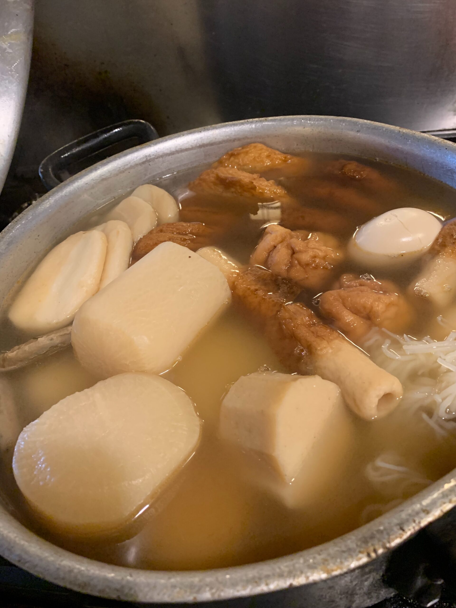 じっくり出汁を染み込ませた大根や玉子、練り物をたっぷりと。
小田原らしい練り物の旨みが溶け込んだ、ほっとする味わいのおでんです。

だんだん肌寒くなってきたこの時期に、日本酒と一緒にぜひどうぞ
出汁まで飲み干したくなる一杯に仕上がってます！⁡
⁡