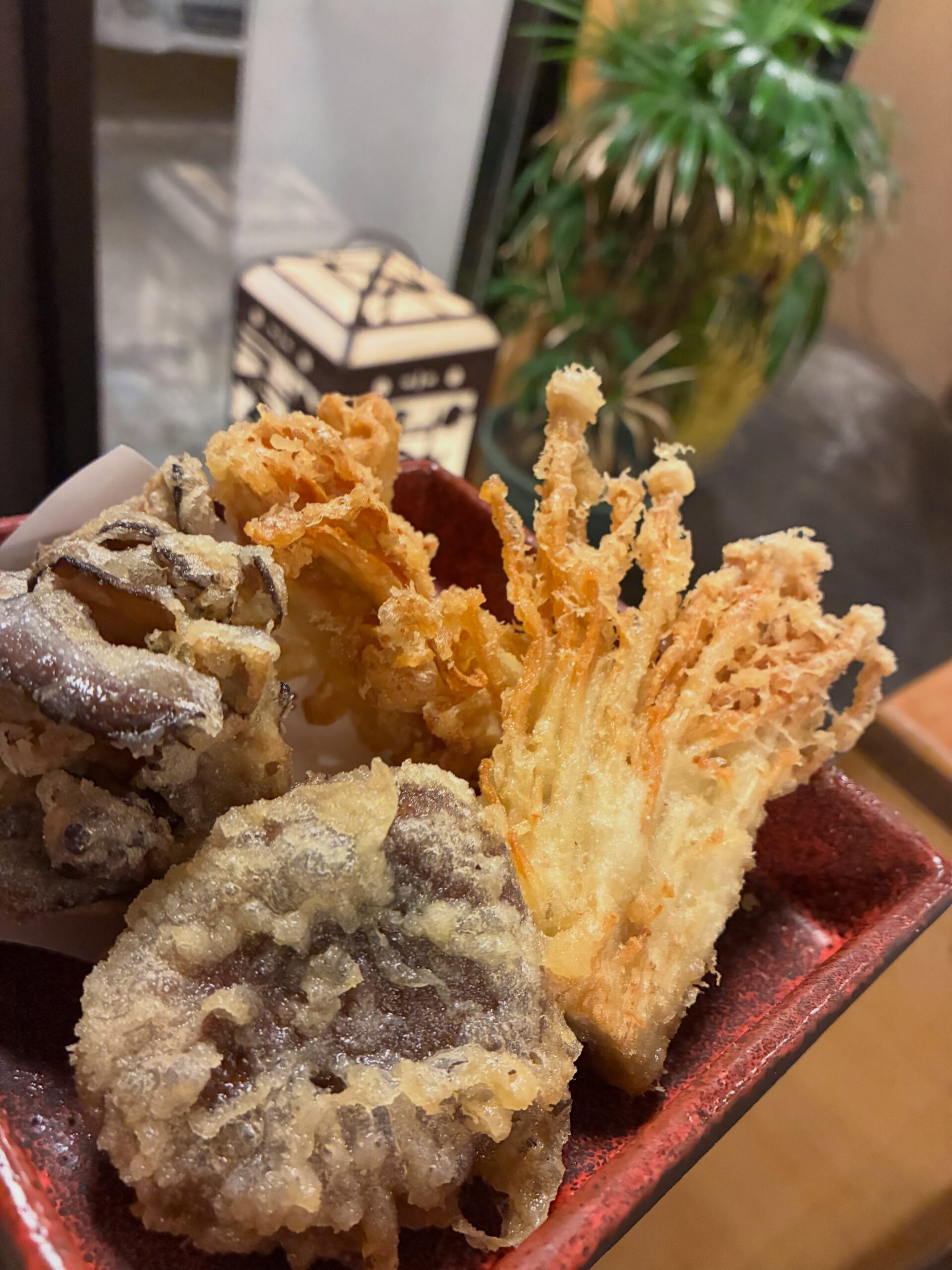 今回は定番のきのこに加えて、ちょっと特別な
黒舞茸＆白舞茸も天ぷらにしました！

黒舞茸は香りと旨みがしっかり濃厚。
白舞茸は上品な香りと、ふわっと軽い食感が魅力

揚げたてサクサクの衣に、きのこの香りが一気に広がります🤤
食べ比べながら楽しむのもおすすめ！

秋の日本酒と一緒にぜひどうぞ⁡