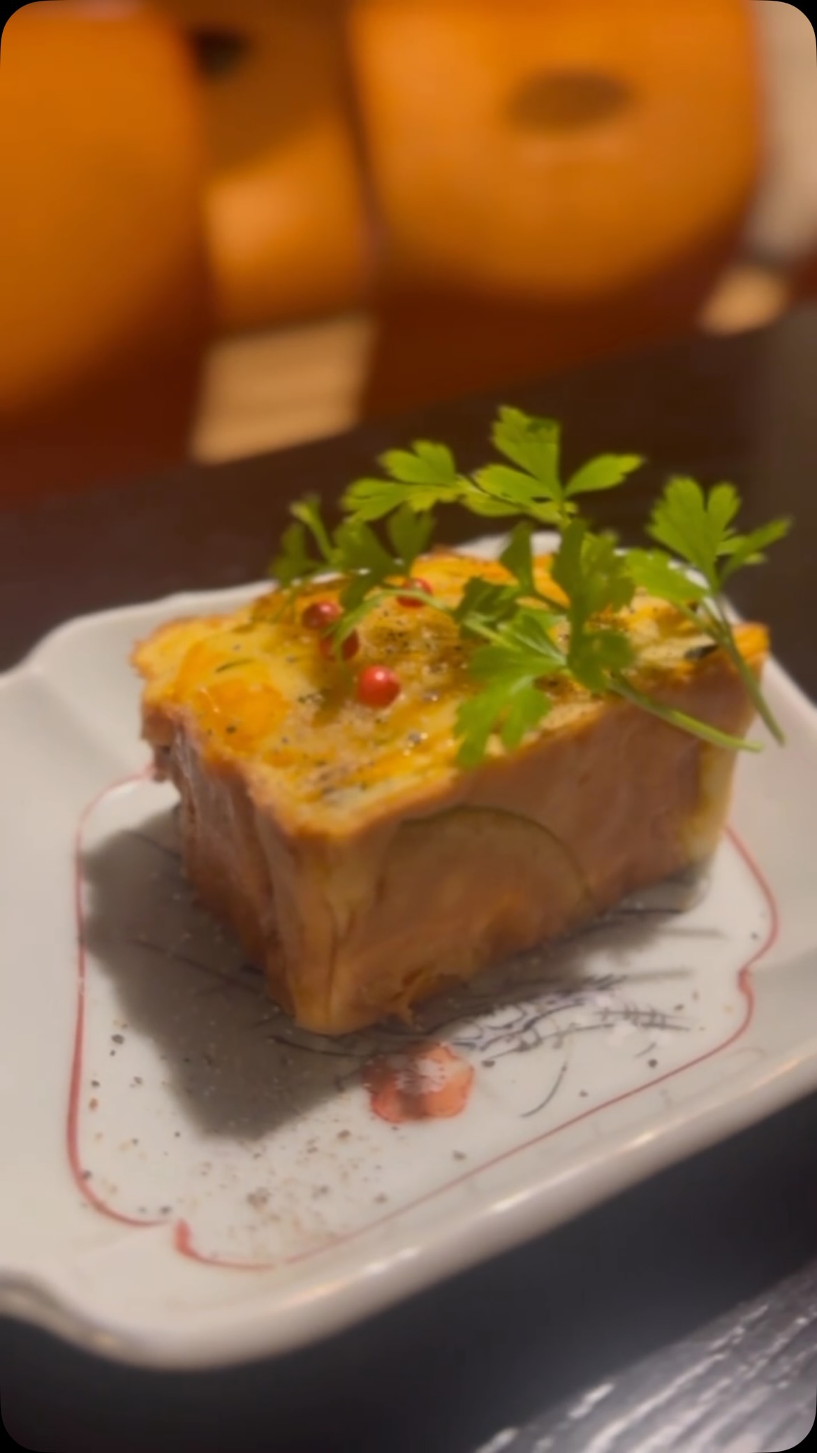 甘いだけがかぼちゃじゃない！

かぼちゃの自然な甘みを活かしながら、チーズのコクとほどよい塩気を加えた、お酒に合う大人のパンプキンケーキ

しっとり濃厚な口当たりに、ハーブの香りがアクセント

デザート感覚でも、おつまみとしても楽しめる一品です！

いつもとはひと味違う、鯱家ならではのパンプキンケーキをぜひお楽しみください⁡